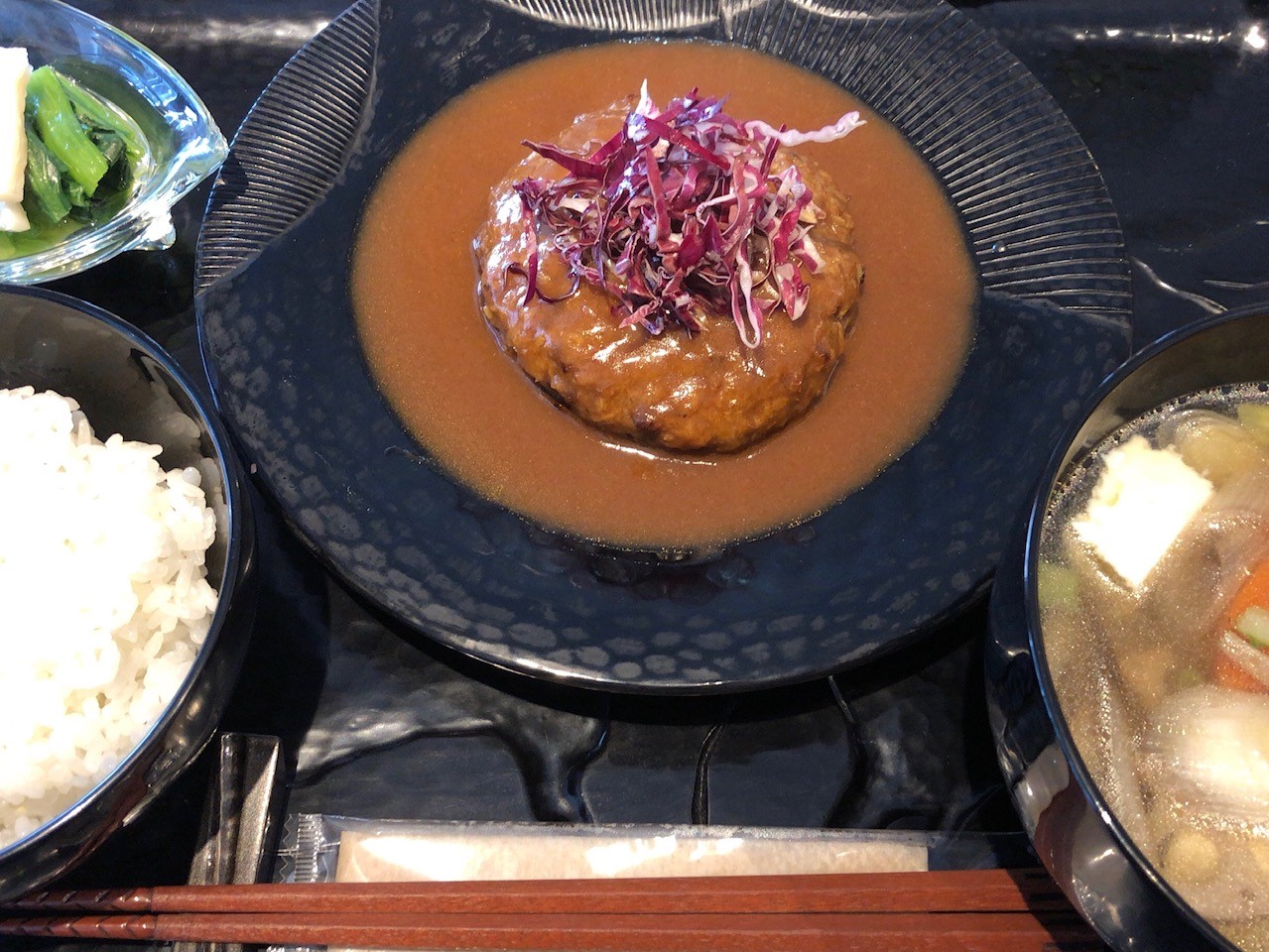 カフェ倶利｜若宮大路沿いの鎌倉彫会館内、鎌倉彫の食器で頂く贅沢ランチ