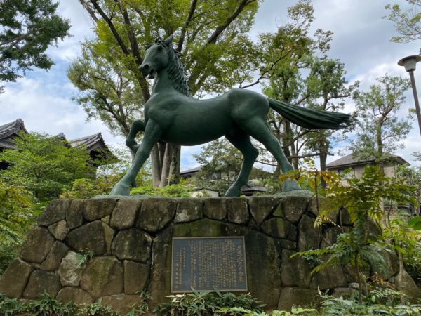 名馬「池月」｜宇治川の先陣争いで一番乗りの名誉に輝いた佐々木高綱の名馬