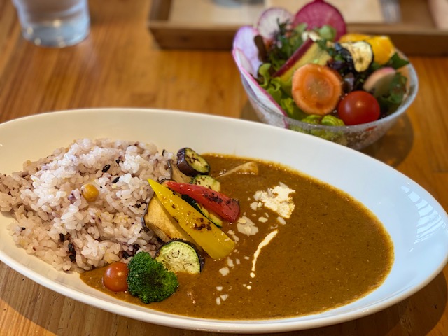 umicafe｜若宮大路沿いにある開放的なカフェ、鎌倉野菜や雑穀米を使ったカレーを