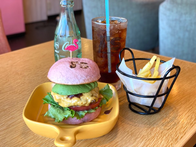 J’s Cranberry Burger 鎌倉｜ピンク色のクランベリーバンズが美味しいグルメバーガー店